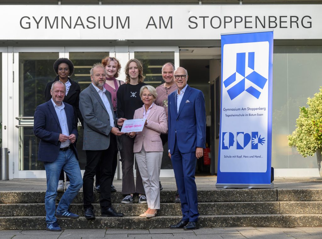 Foto vor der muTiger-Schule Gymnasium am Stoppenberg mit Bärbel Bergerhoff-Wodopia, Oliver Wittke, Friedrich P. Kötter, Schulleiter Göbel und Schülerinnen